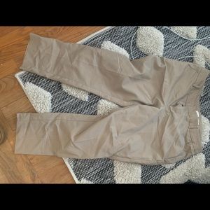 Khaki cropped pants.